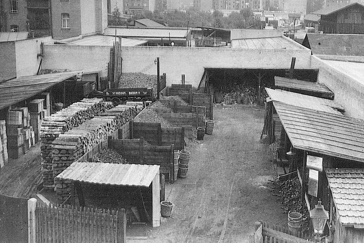 Schwarzweiss Foto vom Lagerplatz der Firma Beer Energien 1930