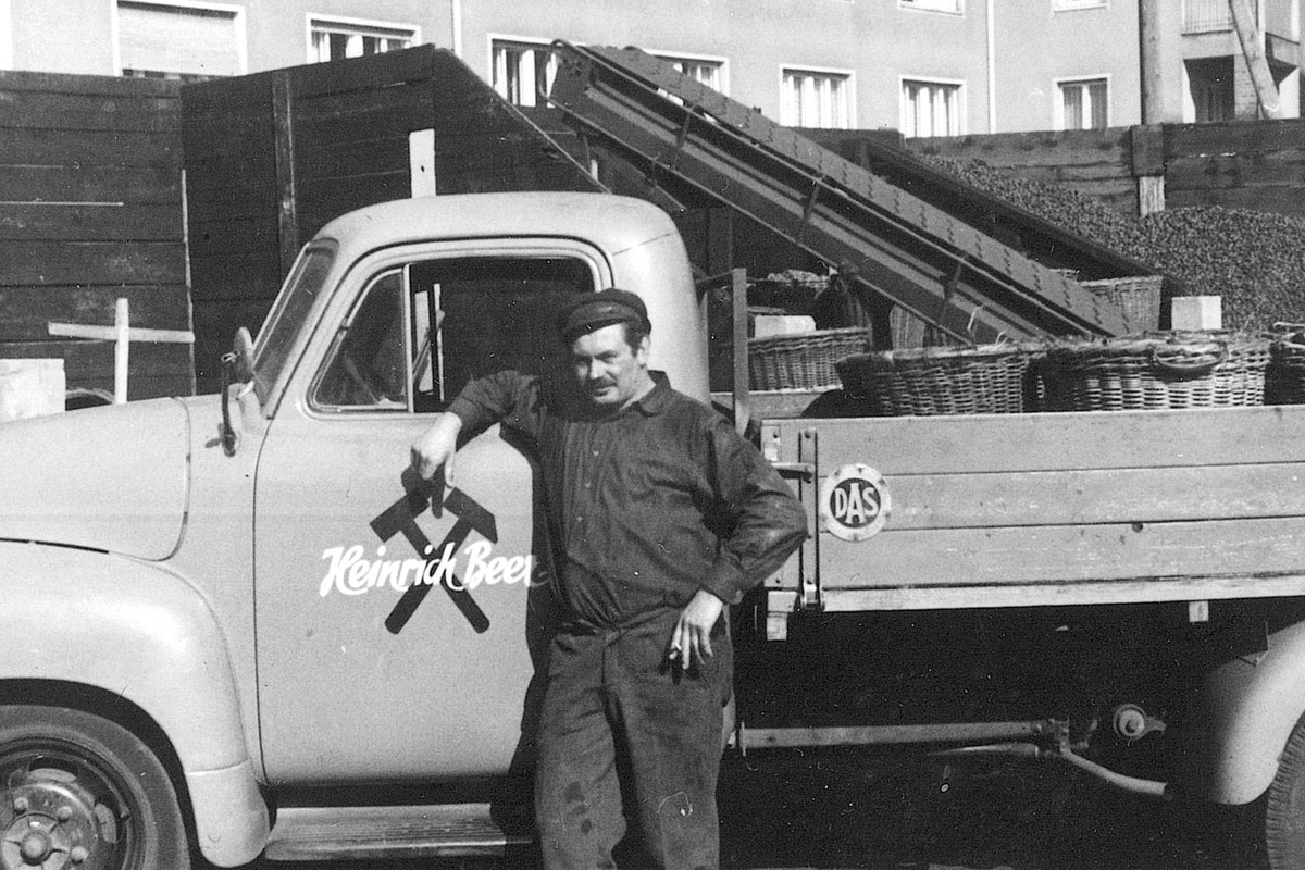Schwarzweiss Foto neuer Transporter mit Kohle Förderband im Hintergrund
