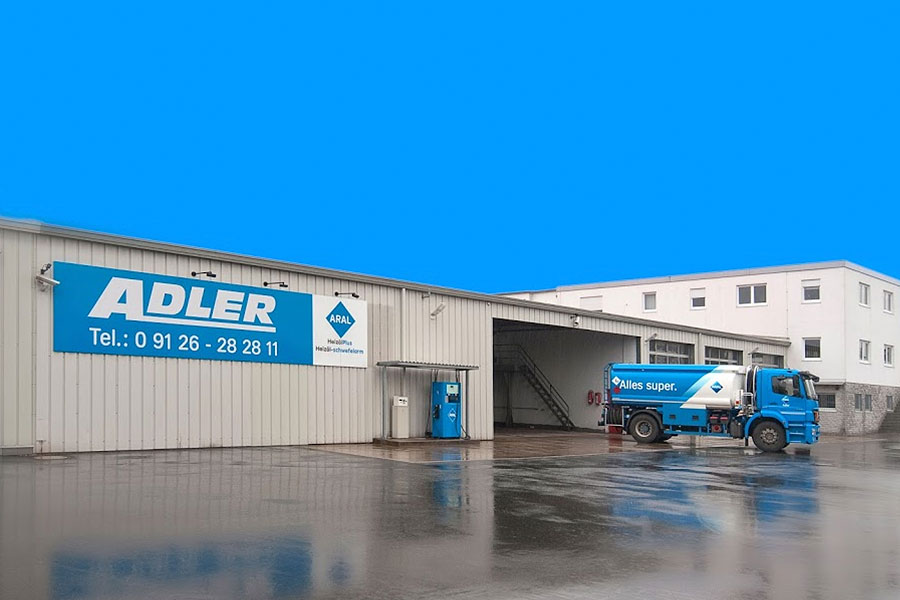 Firmengebäude und Tankwagen von Adler Energien, eine Niederlassung der Beer Energien aus Eckental